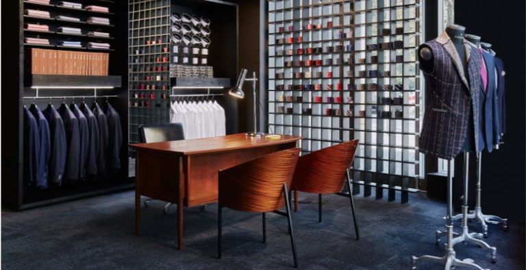 Showroom Cafardini — ściana tkanin i manekiny